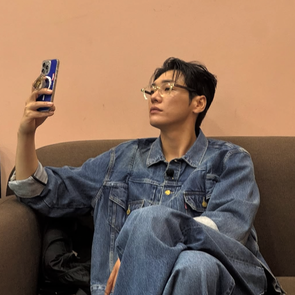 A moment captured by a fan of Kim Youngkwang