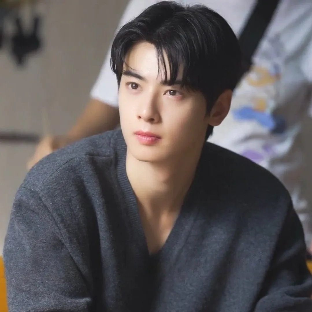 Behind-the-scenes cut of Cha Eunwoo