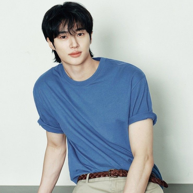 边佑锡的最新照片