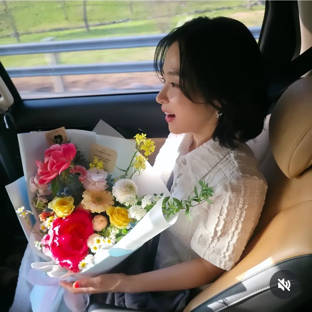 Behind-the-scenes cut of Hong Ja