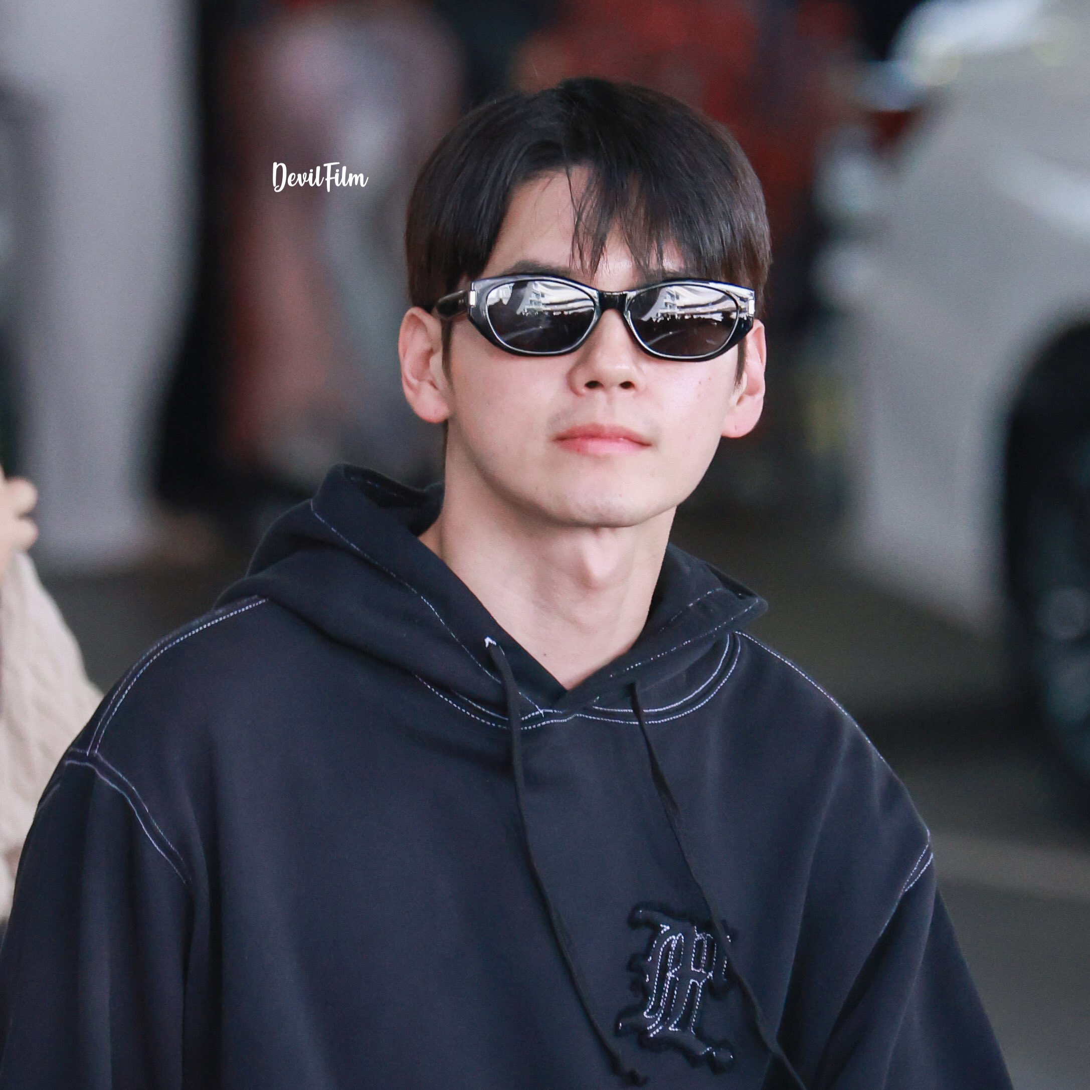 粉丝拍下的邕圣祐瞬间