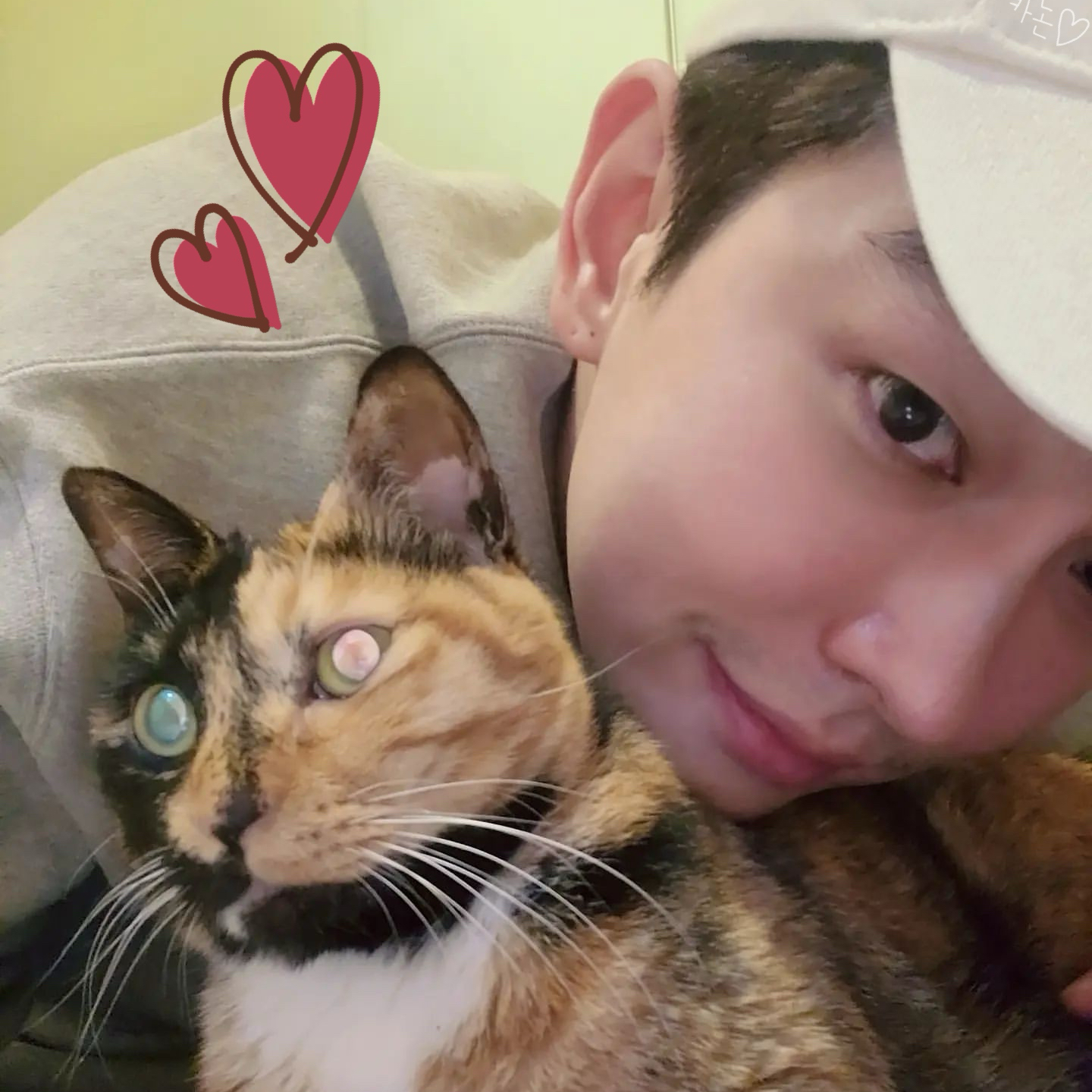 A moment captured by a fan of Yoon Kyunsang