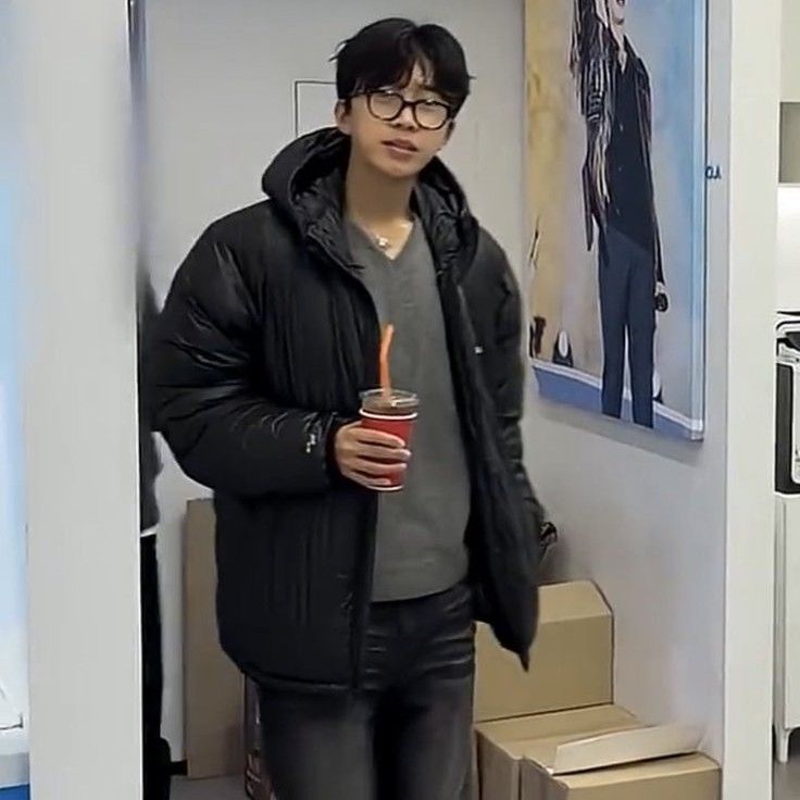 Behind-the-scenes cut of Lim Youngwoong