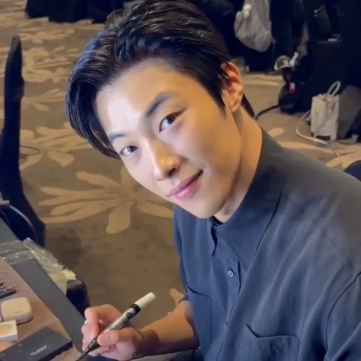 A moment captured by a fan of Woo Dohwan