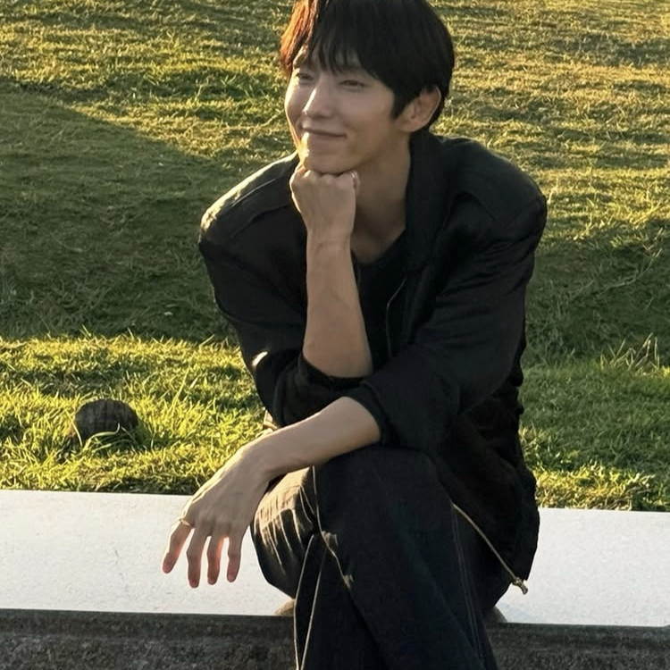 Behind-the-scenes cut of Lee Joongi