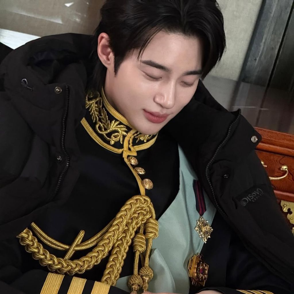 粉丝拍下的边佑锡瞬间