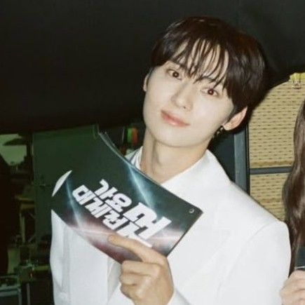 A moment captured by a fan of Hwang Minhyun