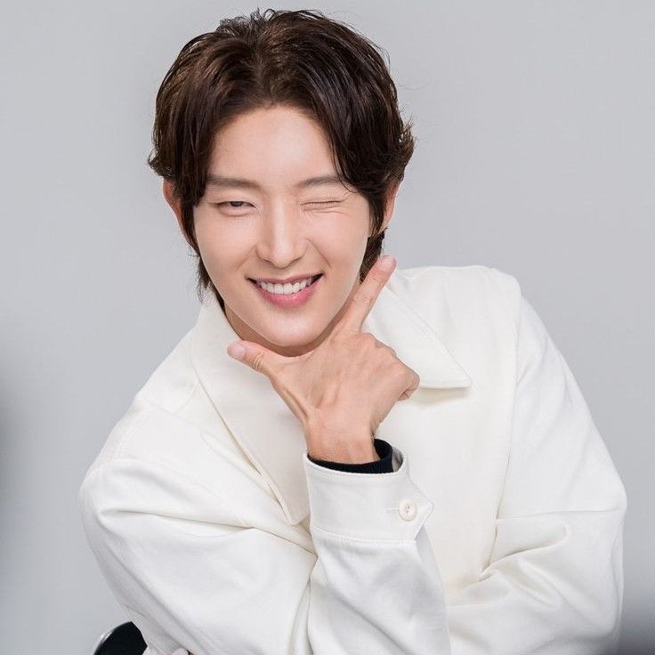 Behind-the-scenes cut of Lee Joongi