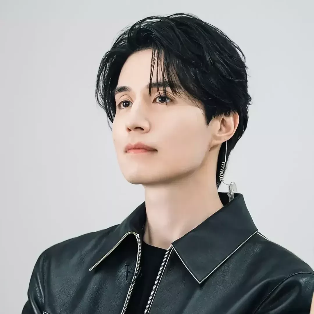 Recent activity shot of Lee Dongwook