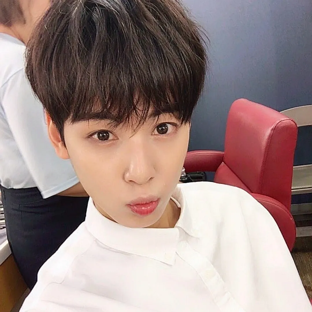 Behind-the-scenes cut of Cha Eunwoo