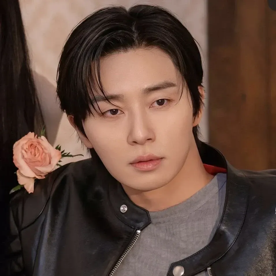A moment captured by a fan of Park Seojoon
