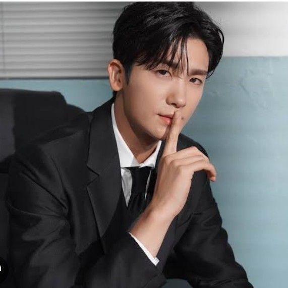 A moment captured by a fan of Park Hyungsik