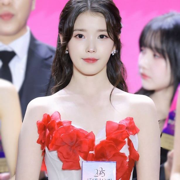 IUの最近の活動ショット