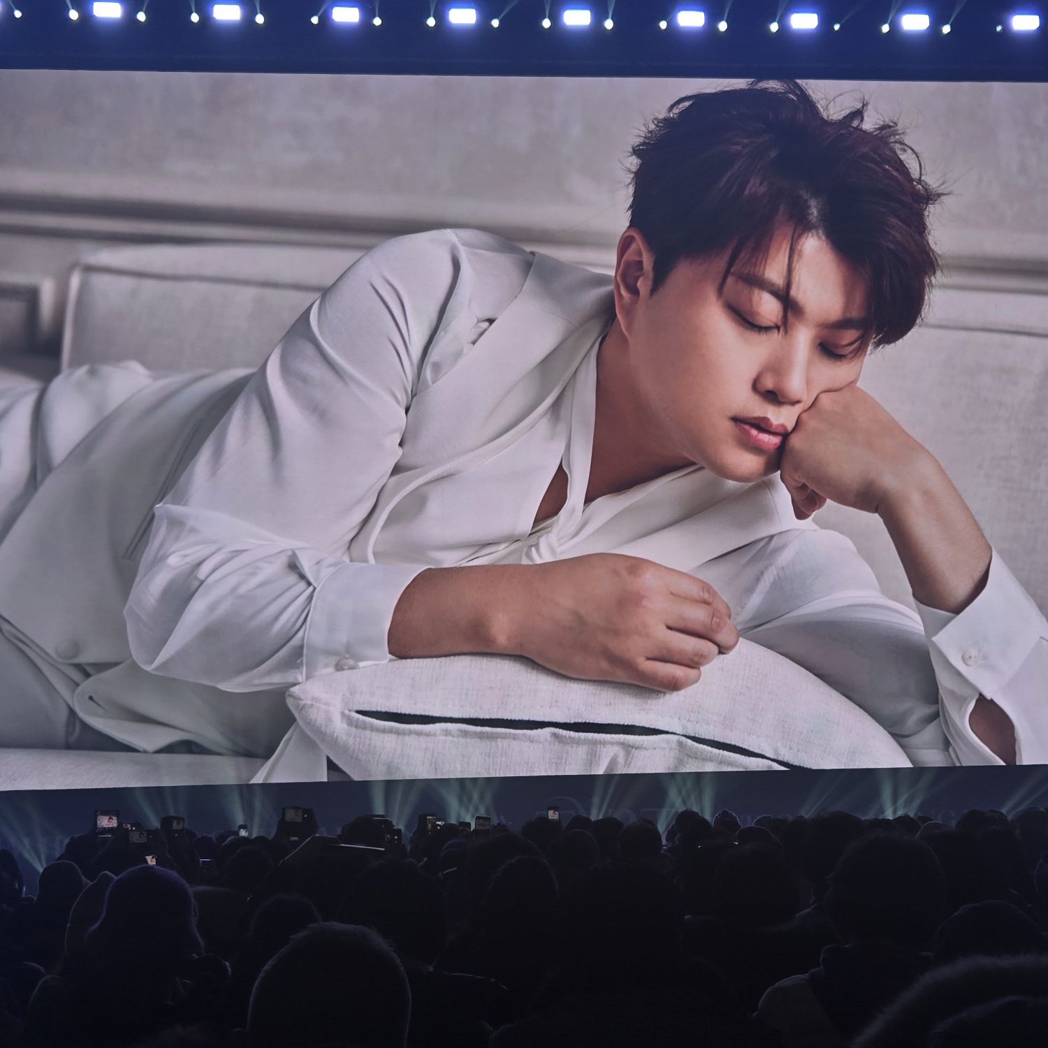 粉丝拍下的金浩中瞬间