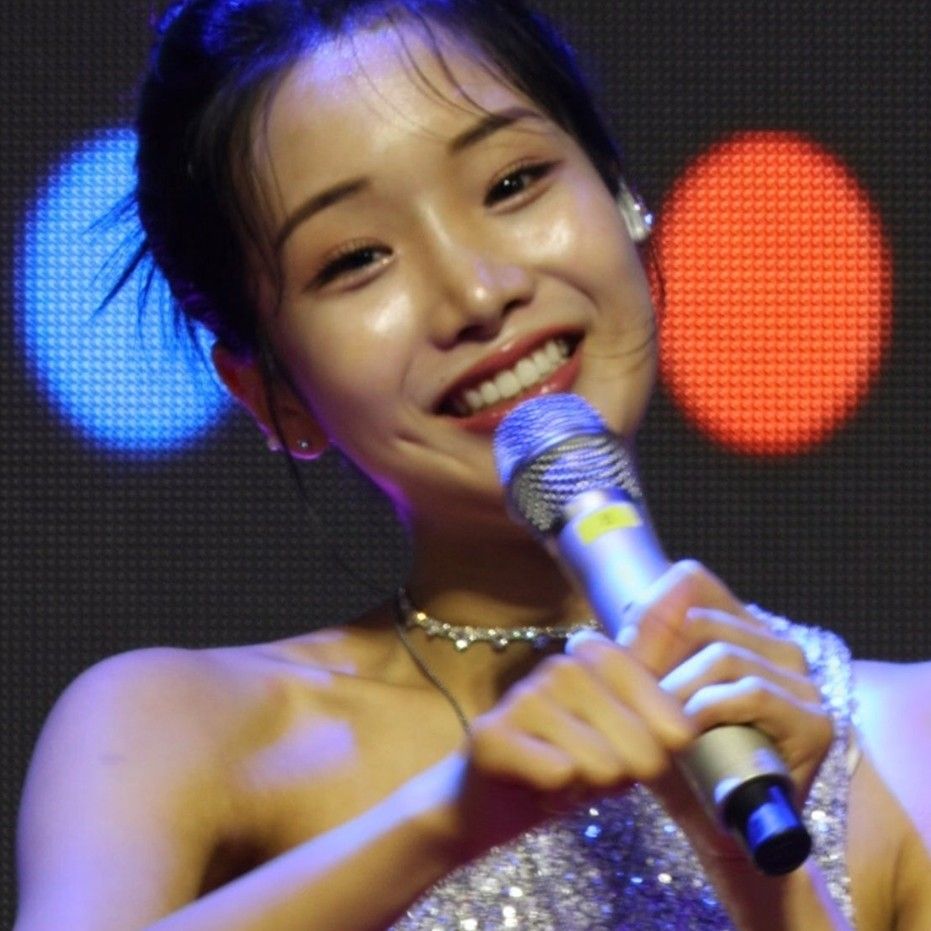 A moment captured by a fan of Kim Soyeon (2004)