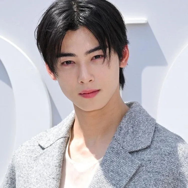 Behind-the-scenes cut of Cha Eunwoo