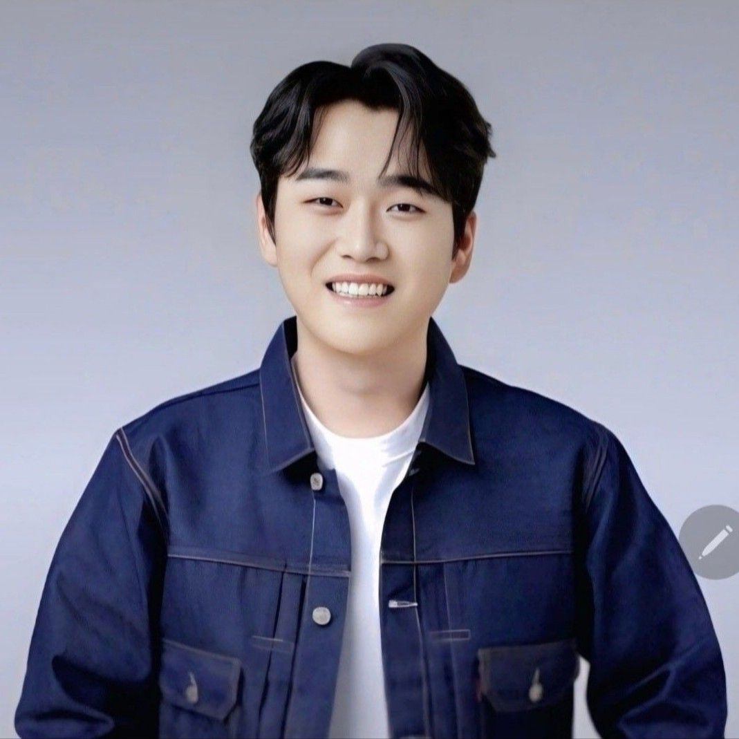 Foto kegiatan terbaru dari Hwang Youngwoong