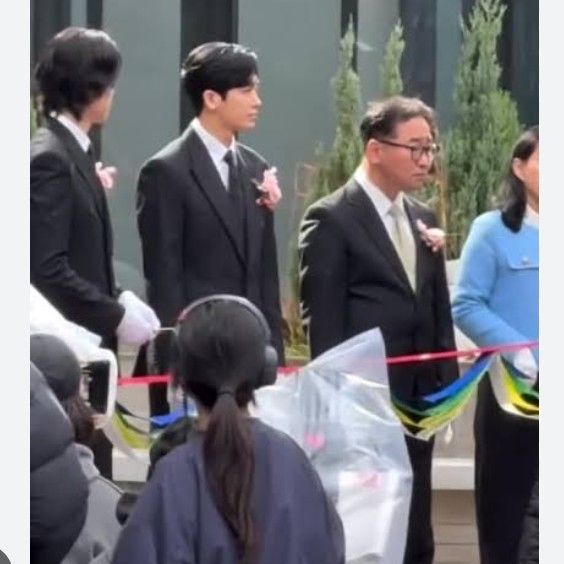 Behind-the-scenes cut of Park Hyungsik