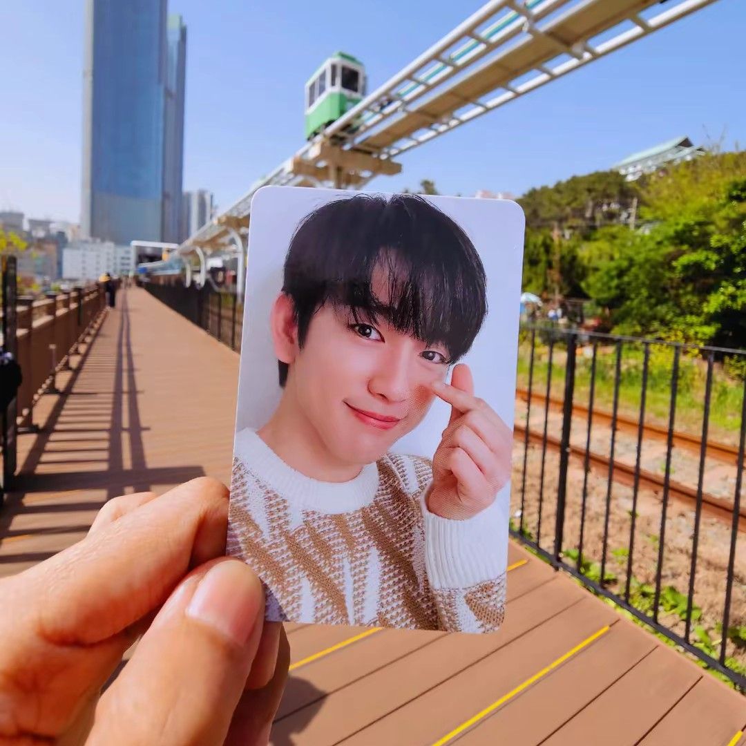 A moment captured by a fan of Park Jinyoung