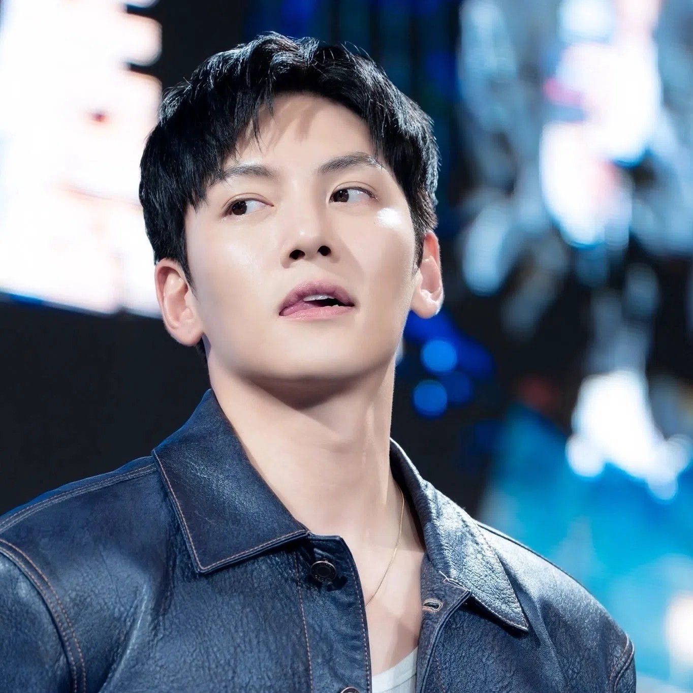 粉丝拍下的池昌旭瞬间