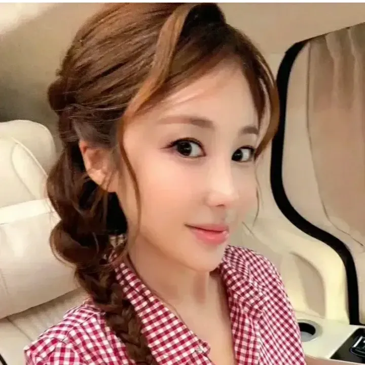Latest photo of Kim Soyou