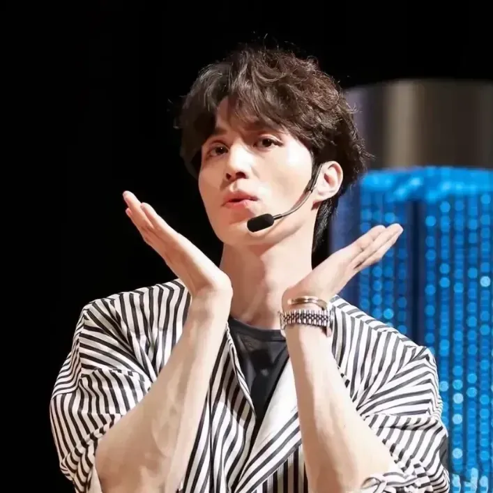 A moment captured by a fan of Lee Dongwook