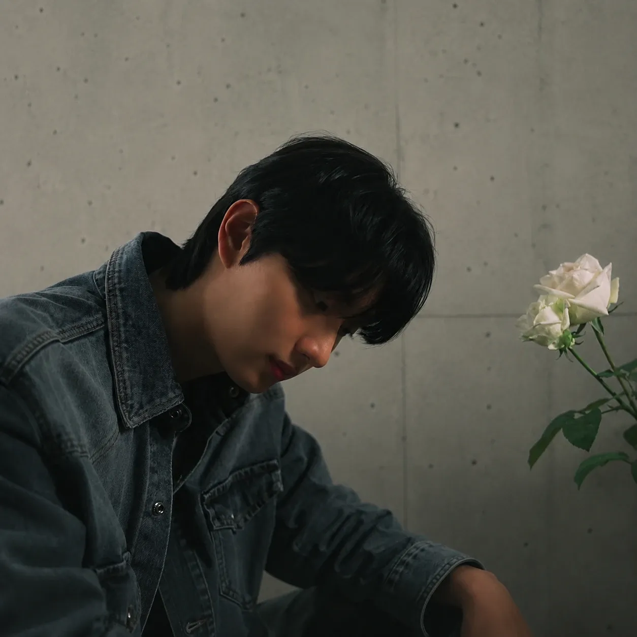 Behind-the-scenes cut of Kim Jaewon