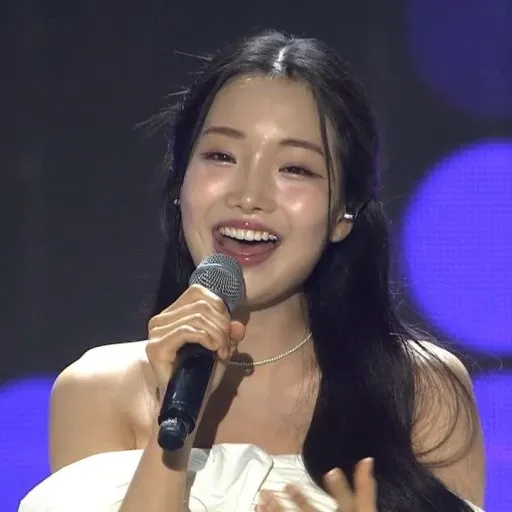 A moment captured by a fan of Kim Soyeon (2004)