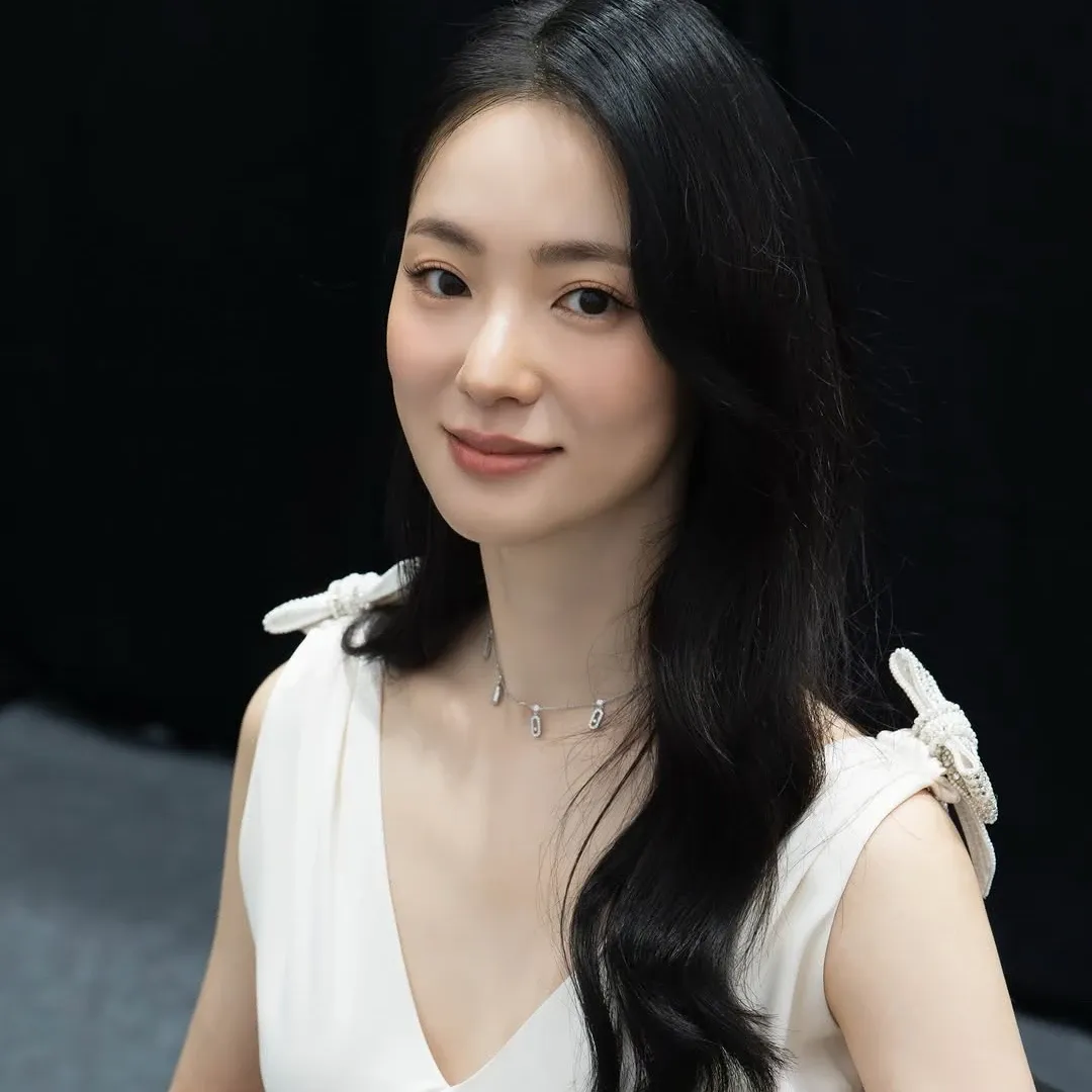 Behind-the-scenes cut of Jeon Yeobeen