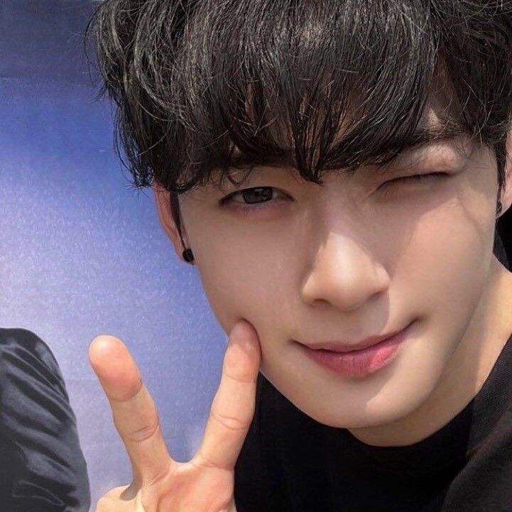 Behind-the-scenes cut of Cha Eunwoo