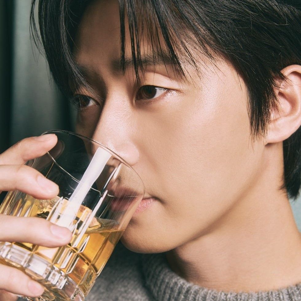 A moment captured by a fan of Park Seojoon