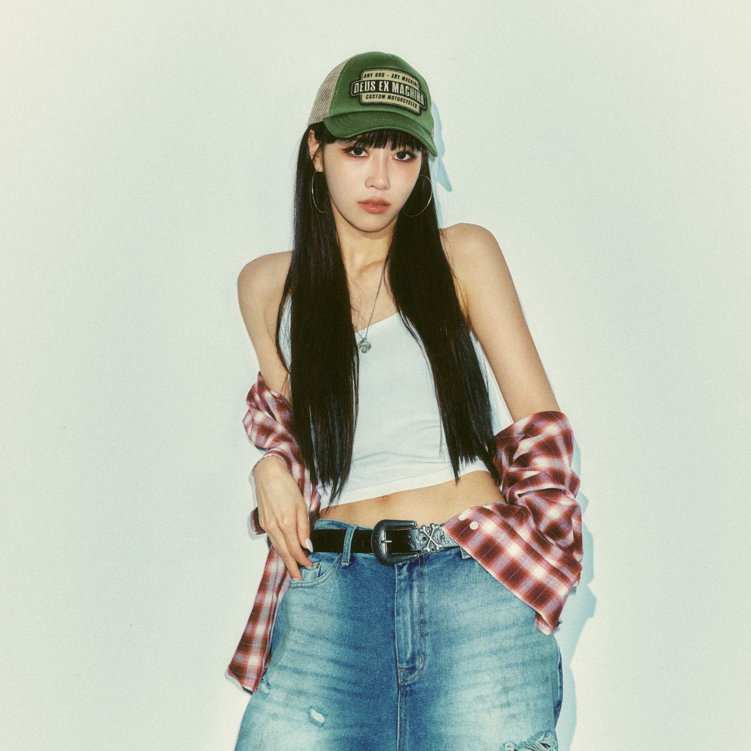 Behind-the-scenes cut of Lee Mijoo