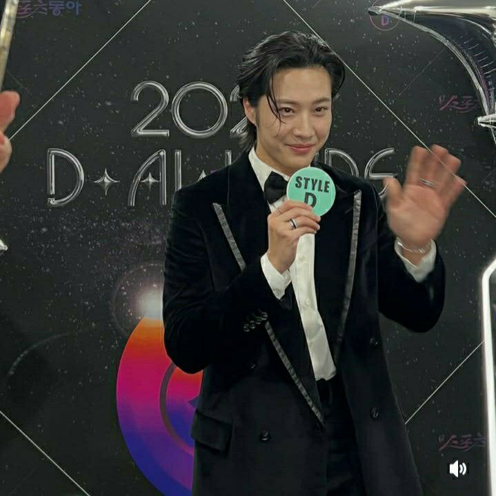 Behind-the-scenes cut of Lee Jongwon