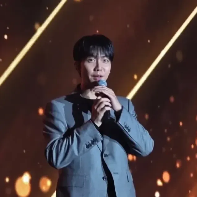Momen yang diabadikan oleh penggemar Lee Seunggi
