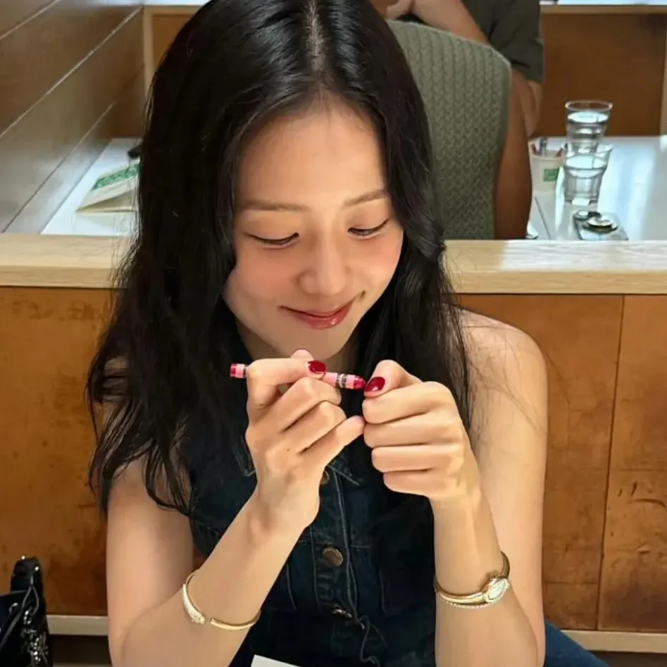 Behind-the-scenes cut of Jisoo (1995)