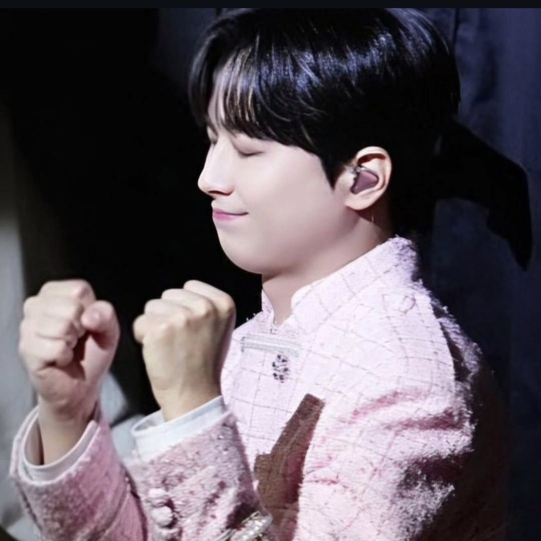 A moment captured by a fan of Lee Chanwon