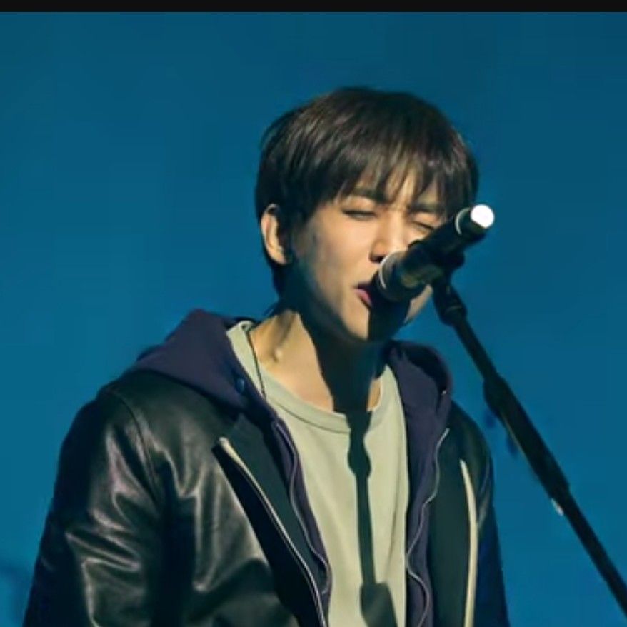 A moment captured by a fan of Lee Seungyoon