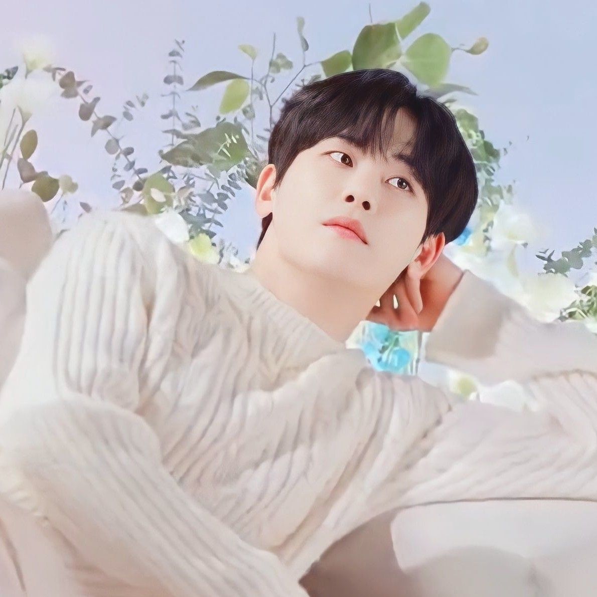 Behind-the-scenes cut of Hoya