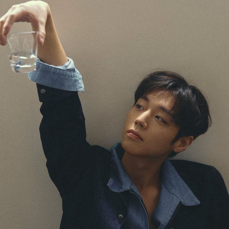 Behind-the-scenes cut of Park Jihoon