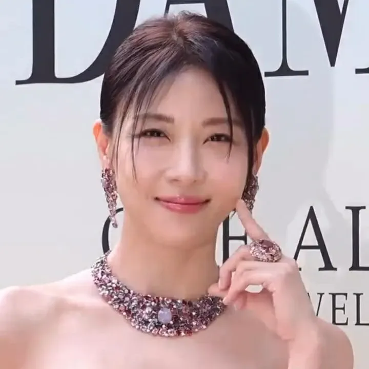Behind-the-scenes cut of Ha Jiwon