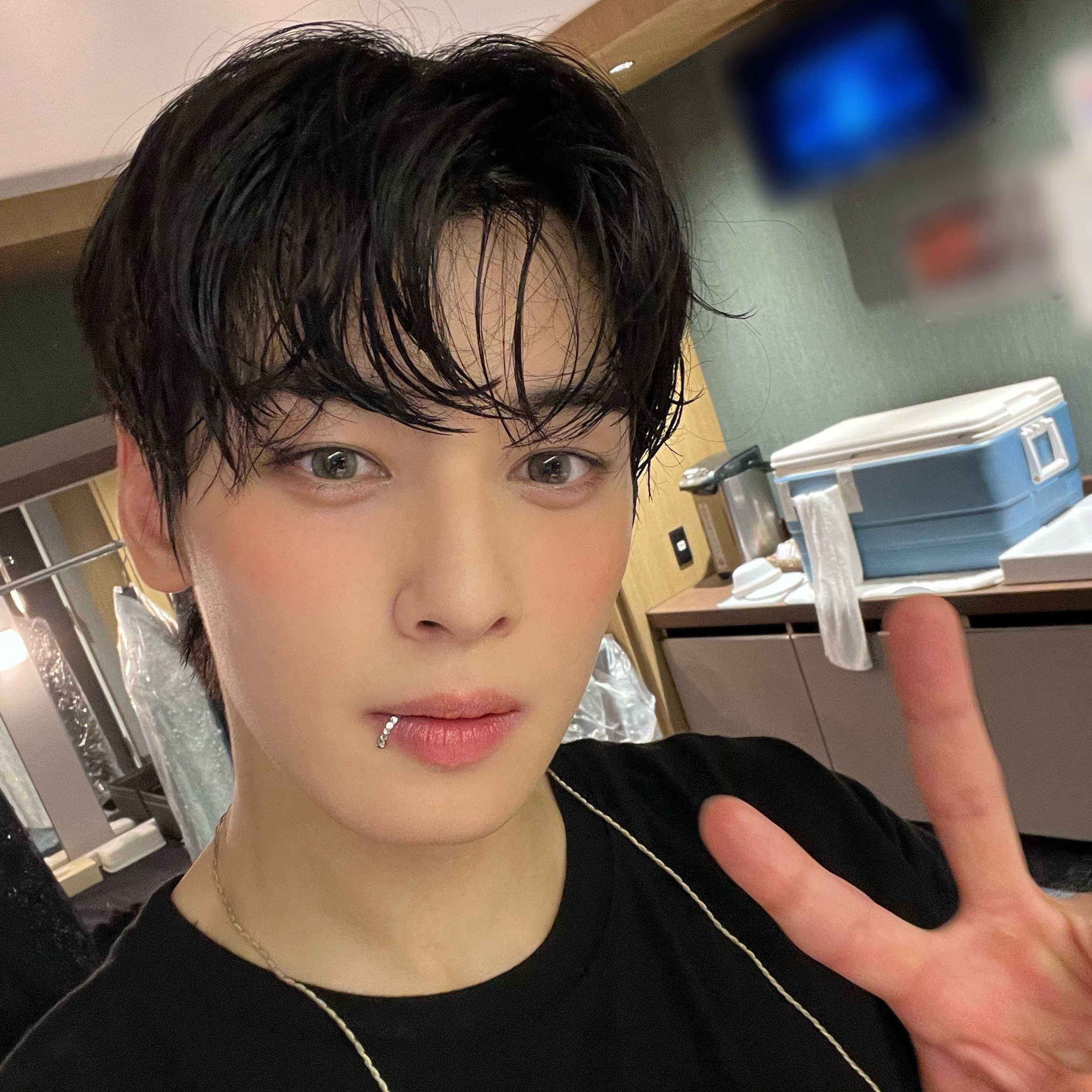 Behind-the-scenes cut of Cha Eunwoo