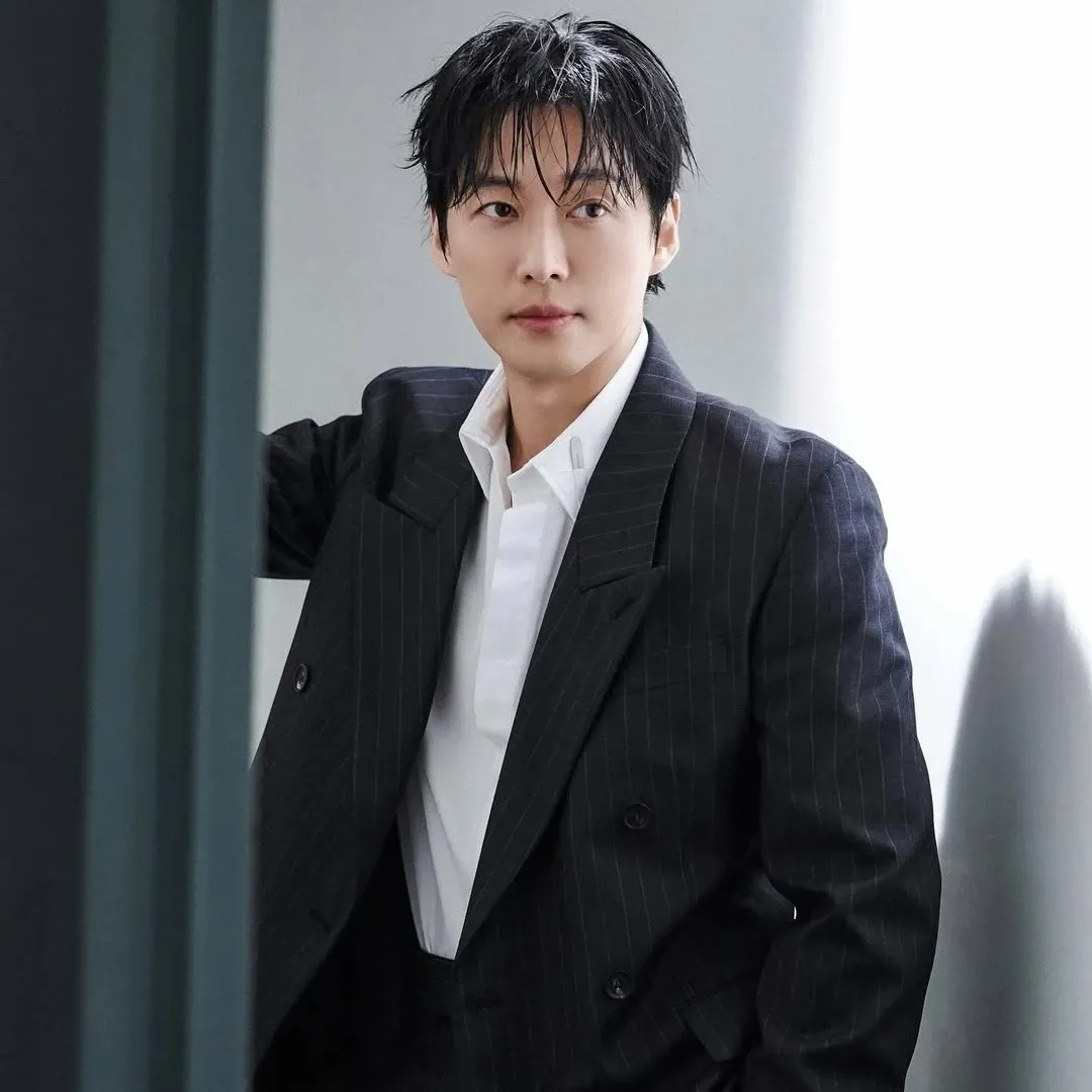 Behind-the-scenes cut of Namkoong Min