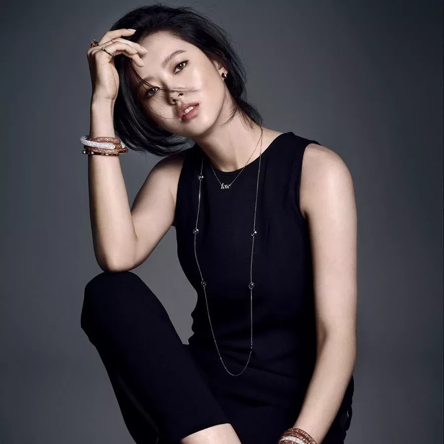 Behind-the-scenes cut of Go Ara