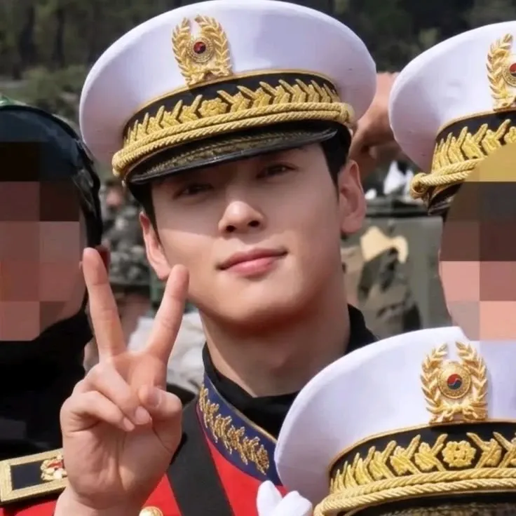 A moment captured by a fan of Cha Eunwoo
