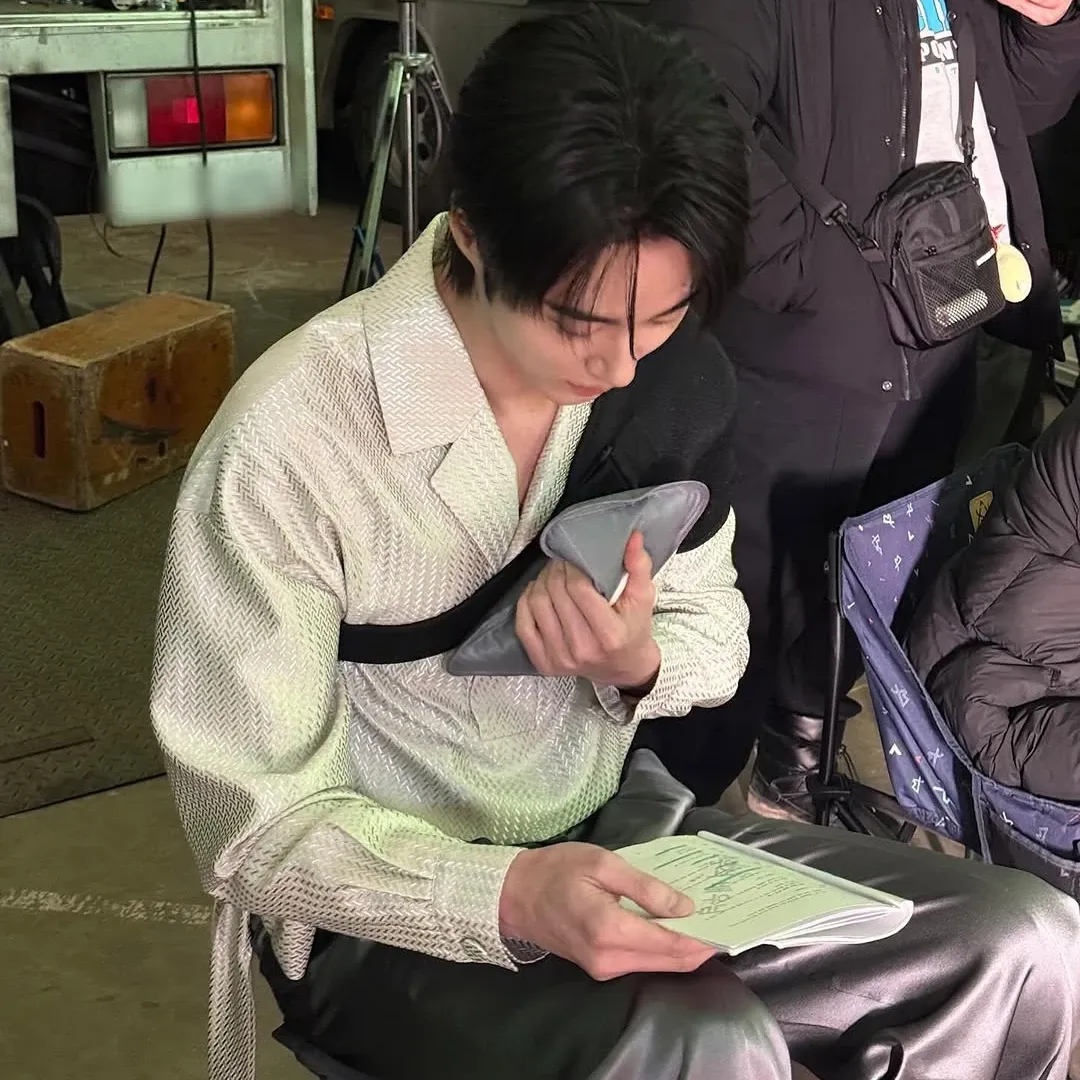 Behind-the-scenes cut of Byeon Wooseok