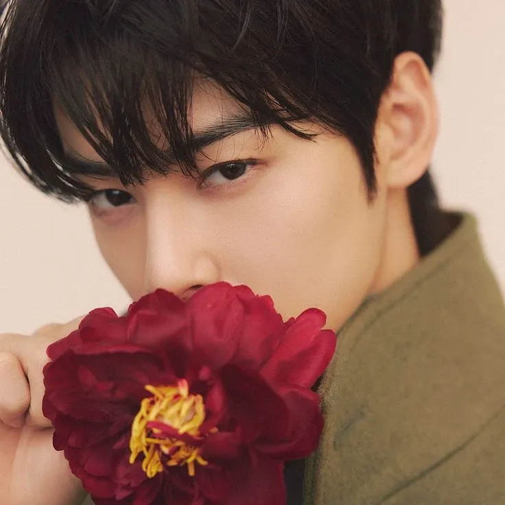 Behind-the-scenes cut of Cha Eunwoo
