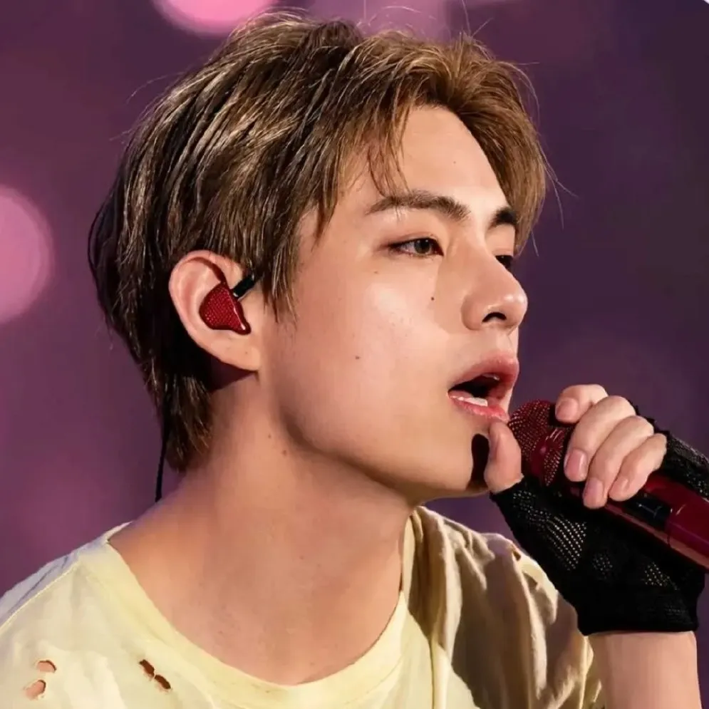 Recent activity shot of Kim Taehyung (V)