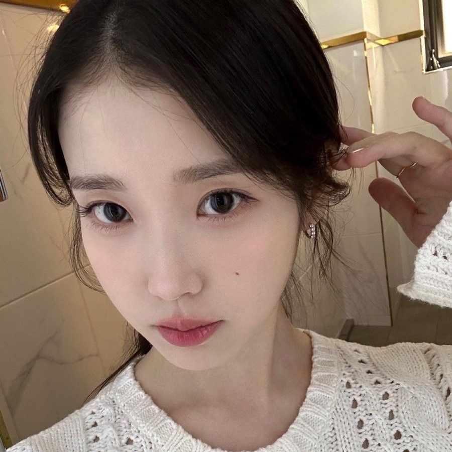 Behind-the-scenes cut of IU