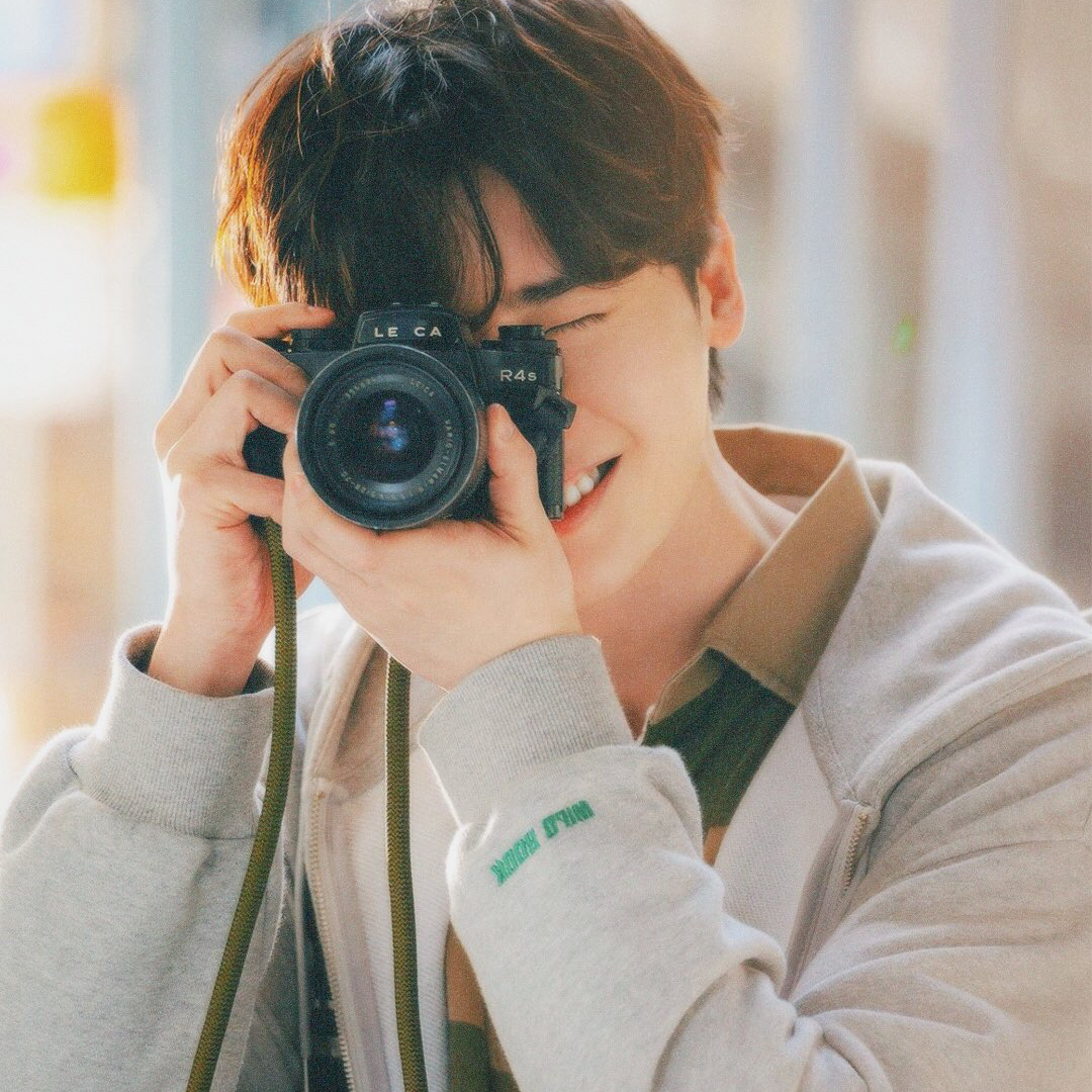 A moment captured by a fan of Lee Jongsuk