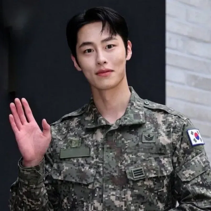 Behind-the-scenes cut of Lee Jaewook